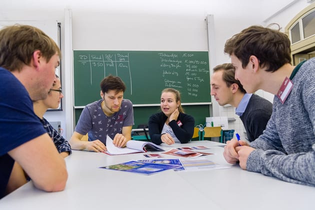 Studierende bei einem Planspiel an der Hochschule für Technik und Wirtschaft Dresden, Saxony5