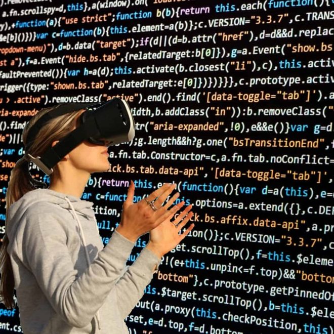 Frau mit VR-Brille vor Zahlenwand