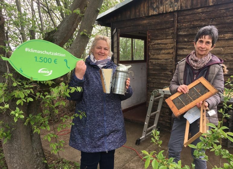 zwei Frauen der Ökostation Neugattersleben mit Spendenscheck, Klimaschutzaktion