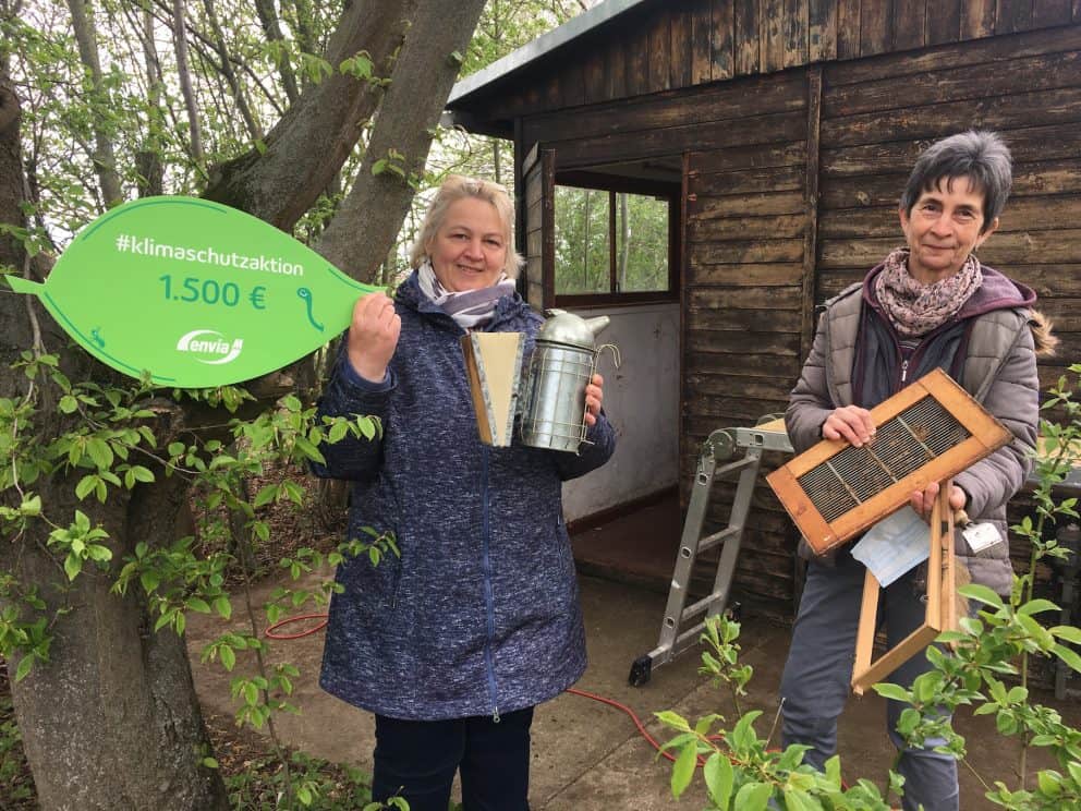 zwei Frauen der Ökostation Neugattersleben mit Spendenscheck, Klimaschutzaktion