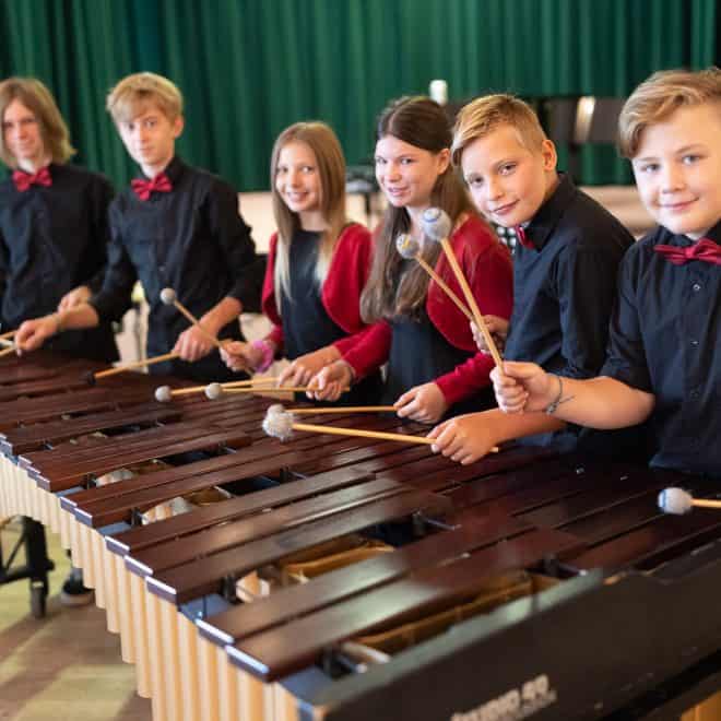 sechs junge Musiker mit Instrument bei Musik aus Kommunen