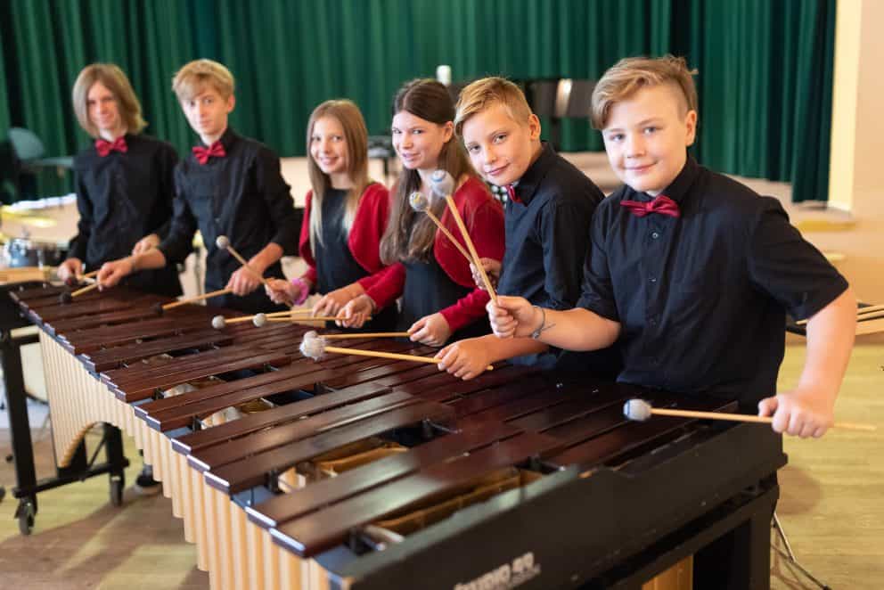 sechs junge Musiker mit Instrument bei Musik aus Kommunen