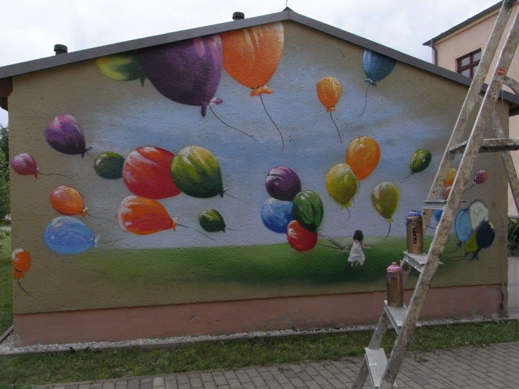Bunte Fassade auf dem Schulgeländer der Grundschule Grünlichtenberg 