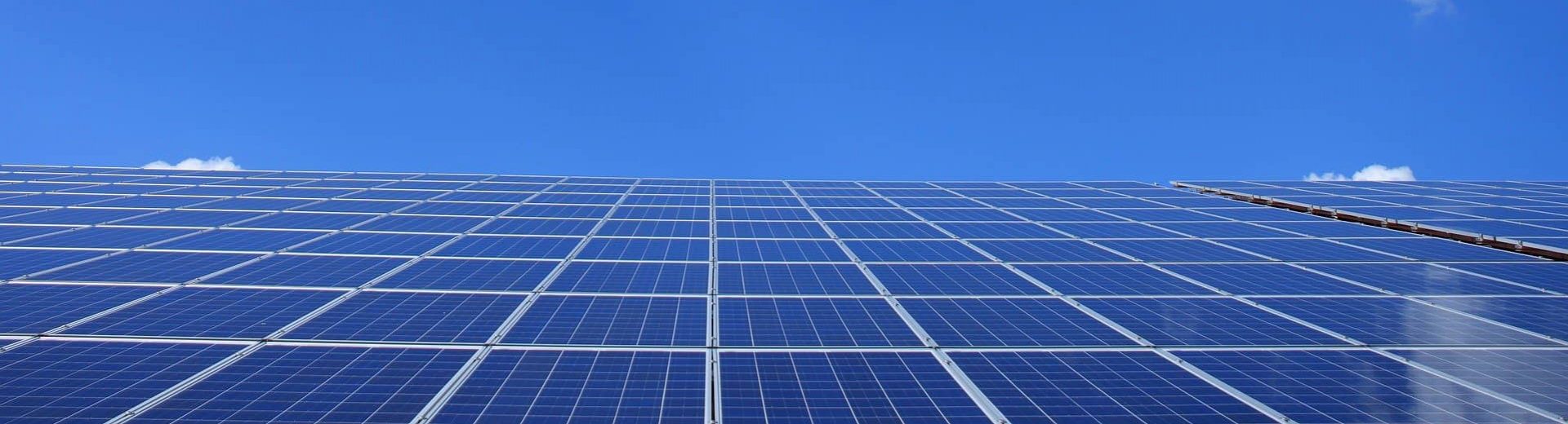 Solaranlage auf Dach vor blauem Himmel