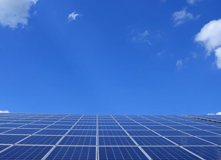 Solaranlage auf Dach vor blauem Himmel