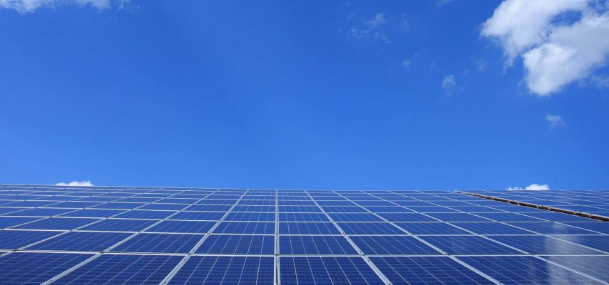 Solaranlage auf Dach vor blauem Himmel
