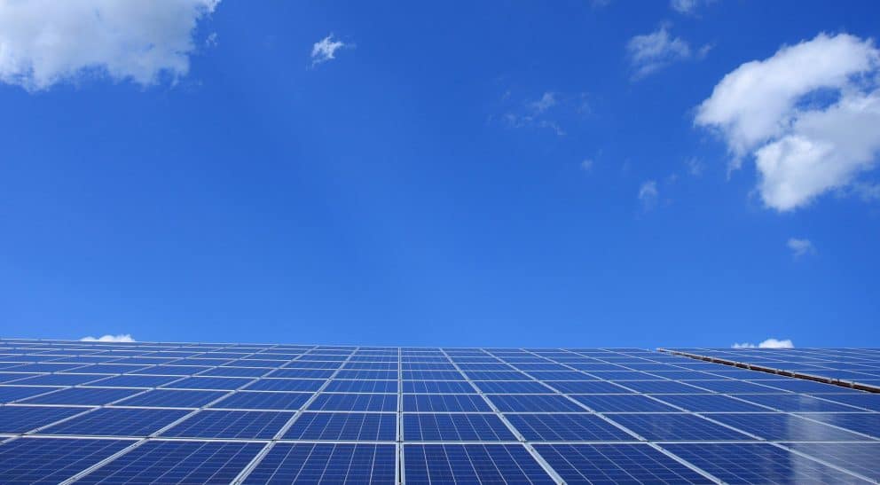 Solaranlage auf Dach vor blauem Himmel