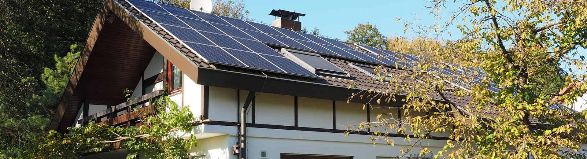 Solaranlage auf Dach eines Einfamilienhauses
