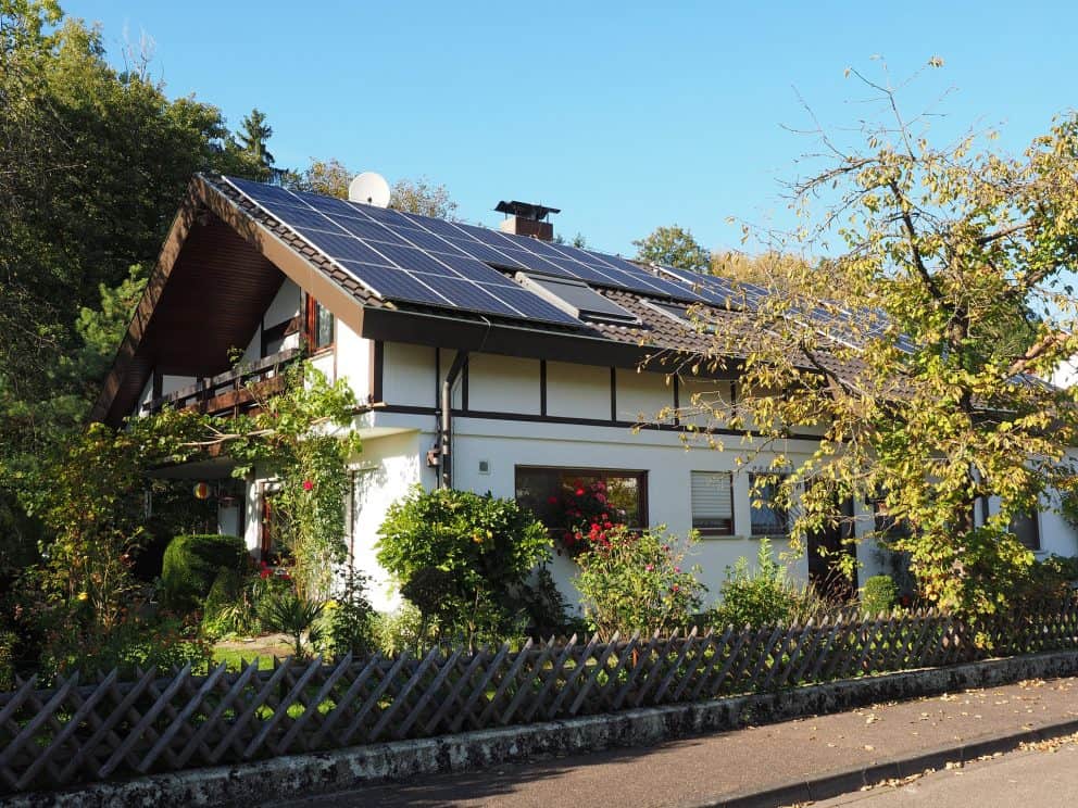 Solaranlage auf Dach eines Einfamilienhauses