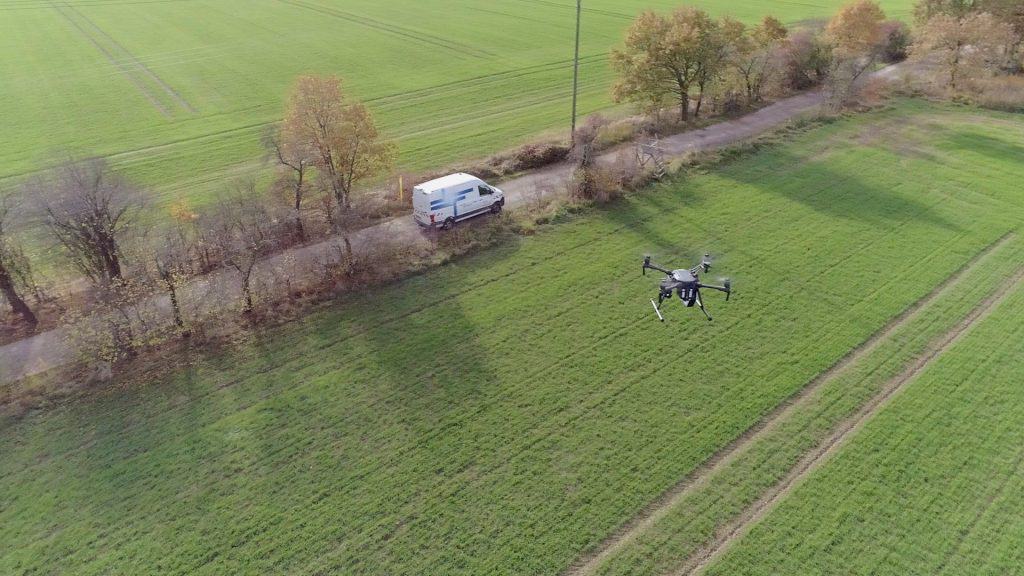 Drohne im Einsatz um unterirdische Gasleitungen zu befliegen 