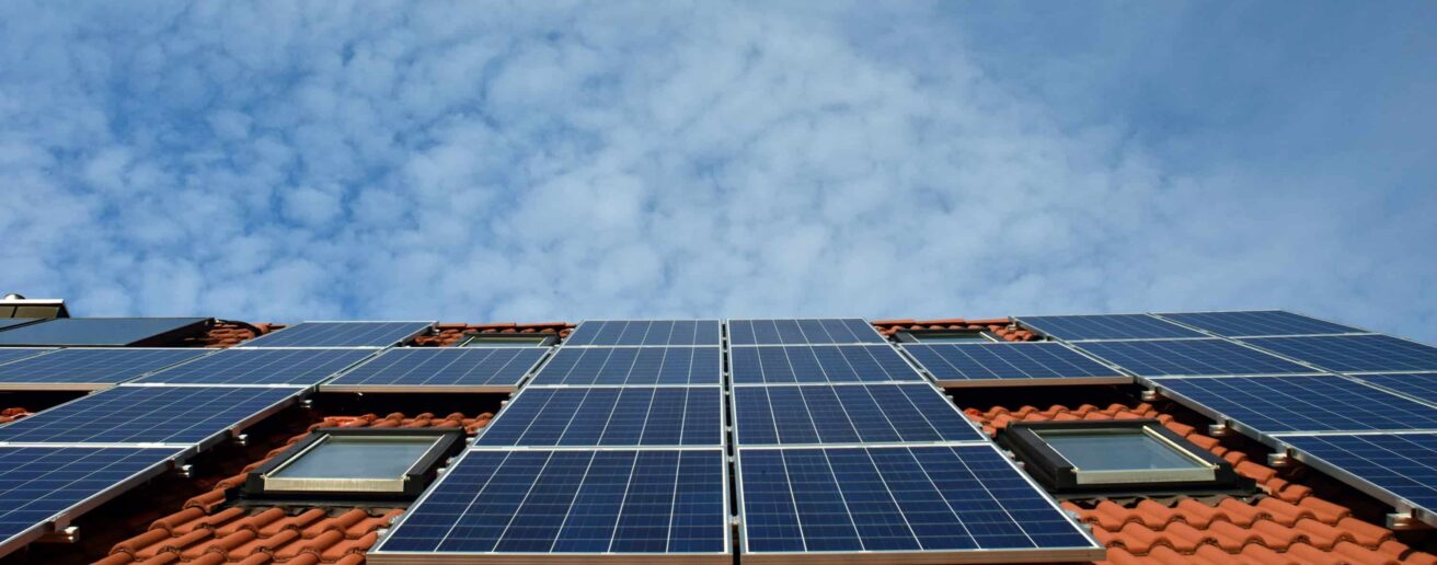 Solaranlage auf Dach eines Hauses