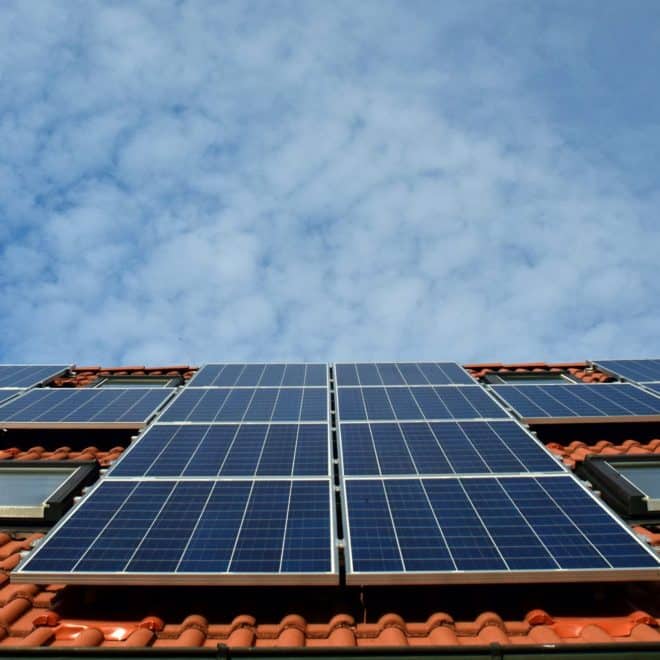 Solaranlage auf Dach eines Hauses