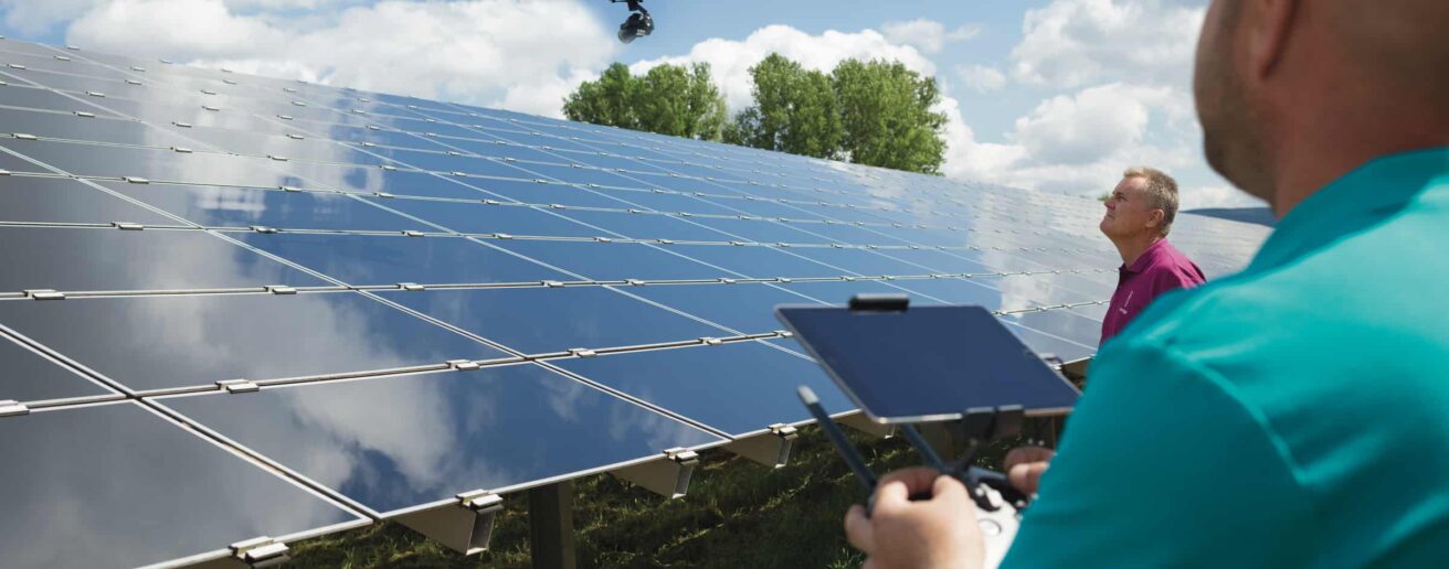 Drohne fliegt über einen Solarpark