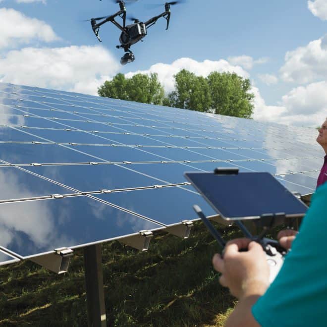 Drohne fliegt über einen Solarpark