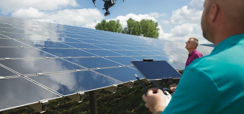 Drohne fliegt über einen Solarpark