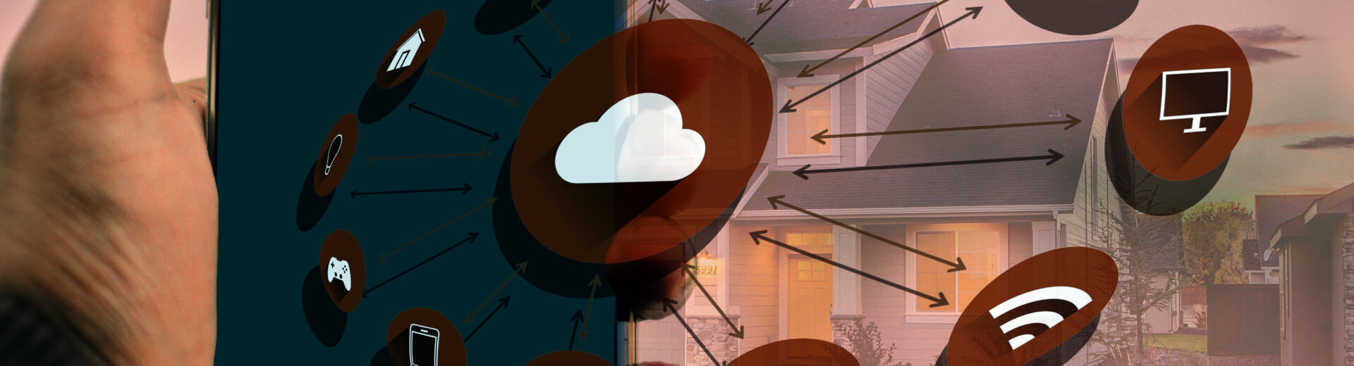 Hand hält Smartphone, überlagert mit Cloud- und Smart‑Home-Symbolen, Pfeile verbinden Geräteikonen vor einem Wohnhaus im Hintergrund
