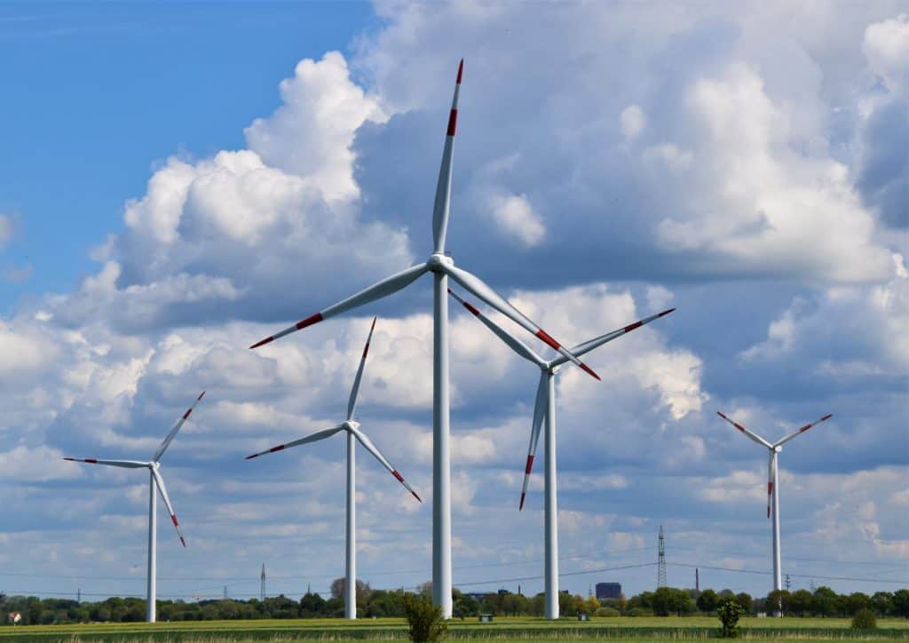 fünf Windkraftanlagen auf einem Feld