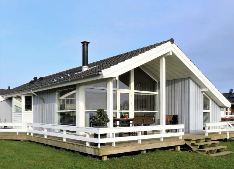 nachhaltiges Bauen, Holzhaus mit großen Fenstern