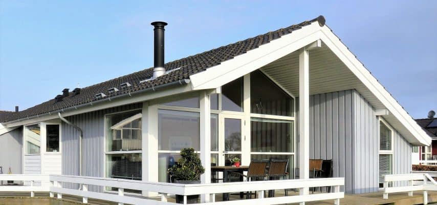 nachhaltiges Bauen, Holzhaus mit großen Fenstern