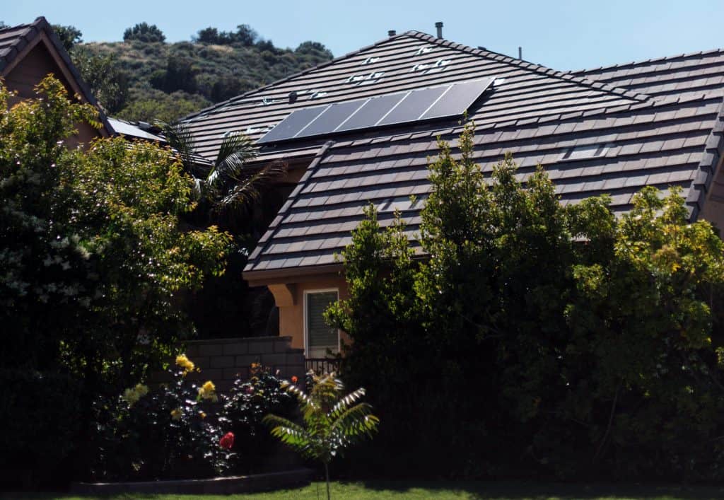 Einfamilienhaus mit einer Solaranlage auf dem Dach