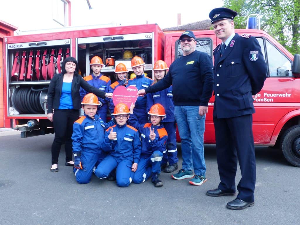 Die Freiwillige Feuerwehr Pomßen erhält den Spendencheck. 