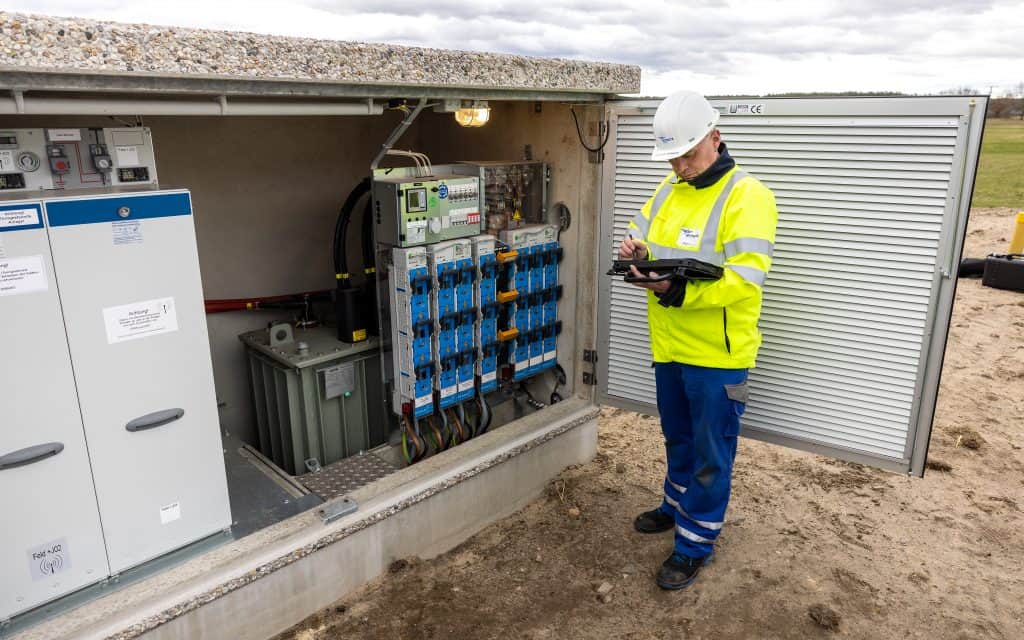 MITNETZ STROM Mitarbeiter an digitaler Ortsnetztrafostation