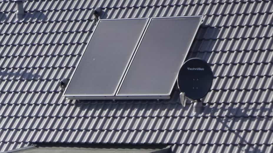 Solarthermie-Anlage auf einem Hausdach