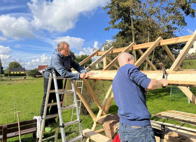 Mitarbeiter vor Ort, Aufbau eines Rastplatzes