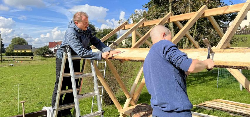 Mitarbeiter vor Ort, Aufbau eines Rastplatzes