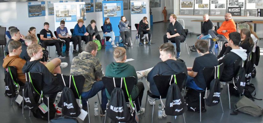Blackout Erlebnistag, Schüler sitzen im Kreis