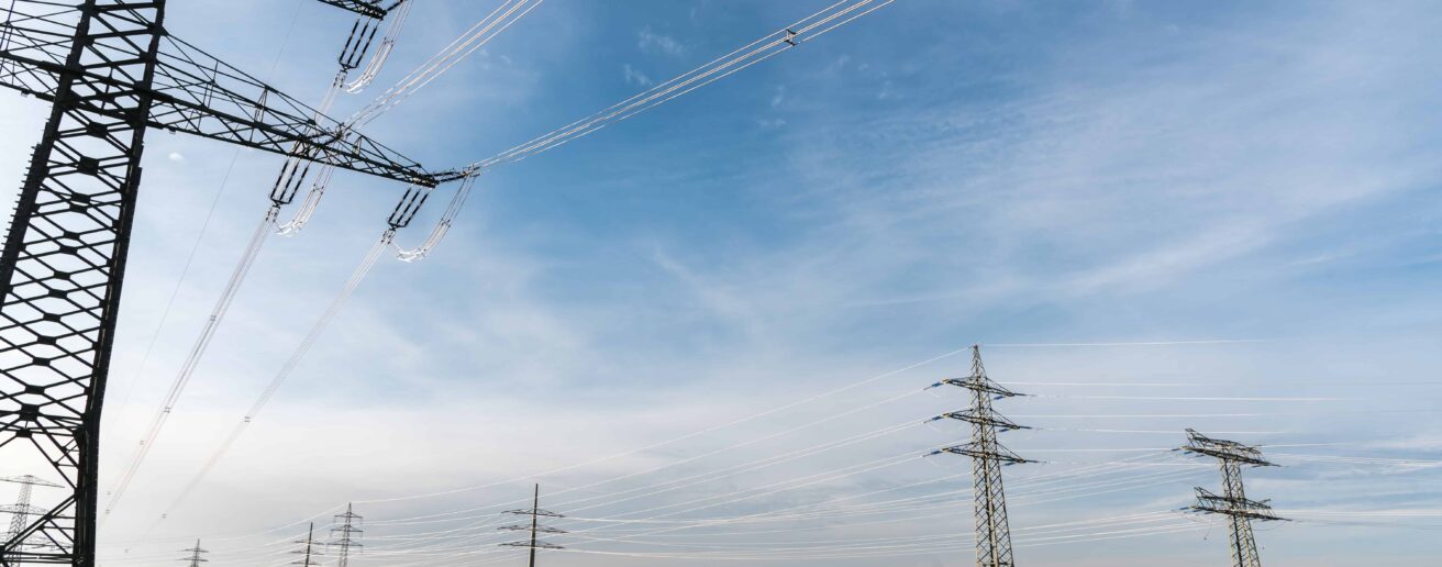 Strommasten auf grüner Wiese