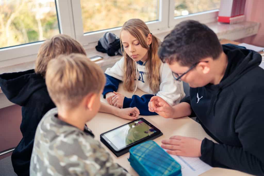 Energieroadshow, vier Schüler am Tablet mit der App Energiewissen