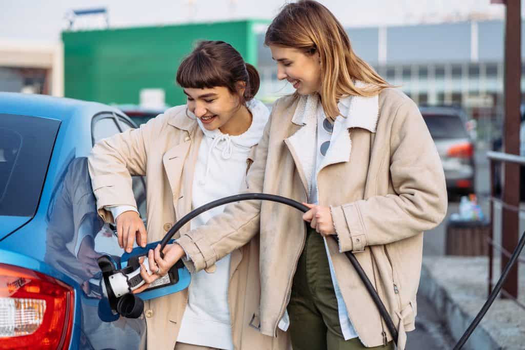 Zwei Frauen tanken ein Elektroauto