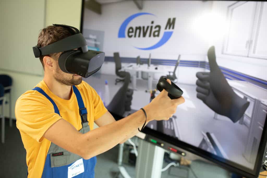 Auszubildender mit VR-Brille übt im virtuellen Umspannwerk