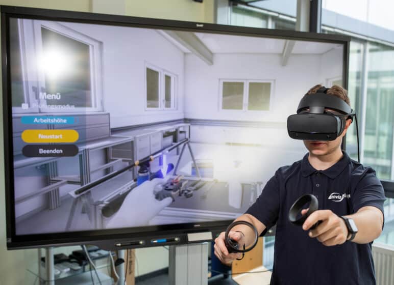 Azubi mit VR-Brille im virtuellen Umspannwerk