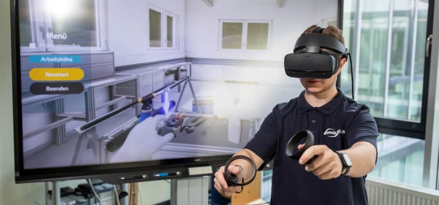 Azubi mit VR-Brille im virtuellen Umspannwerk