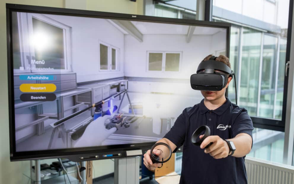 Azubi mit VR-Brille im virtuellen Umspannwerk