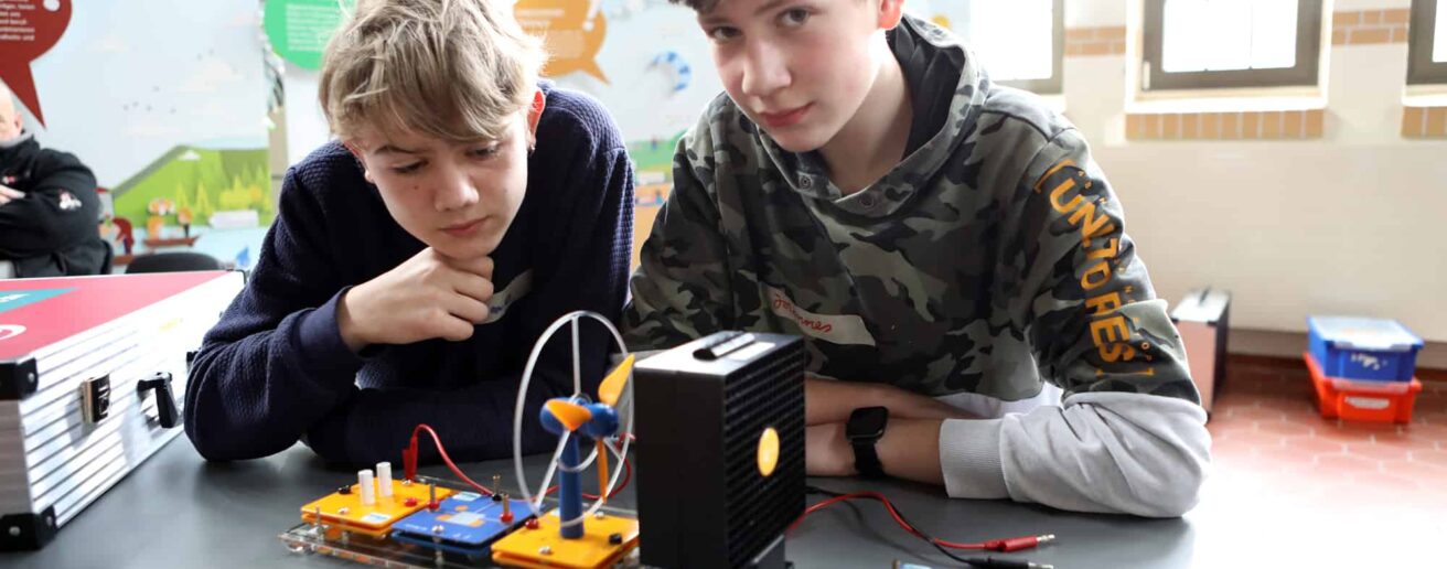 Blackout Erlebnistag, zwei Jungen experimentieren