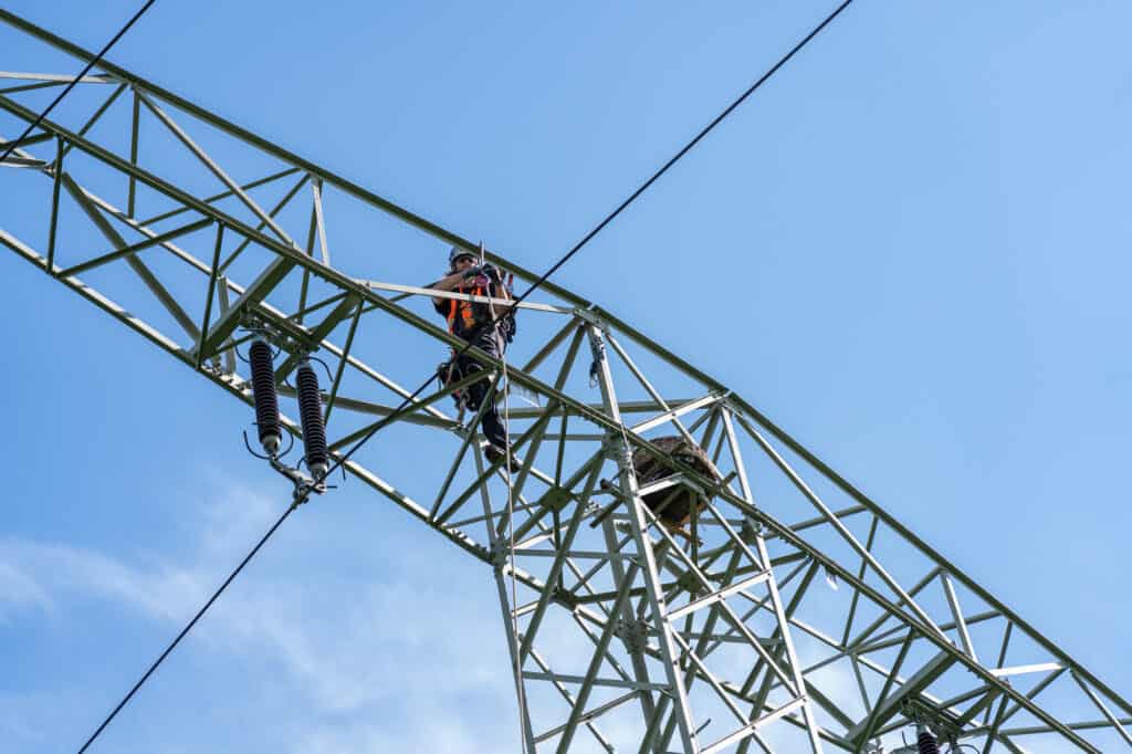 Monteur auf Strommast