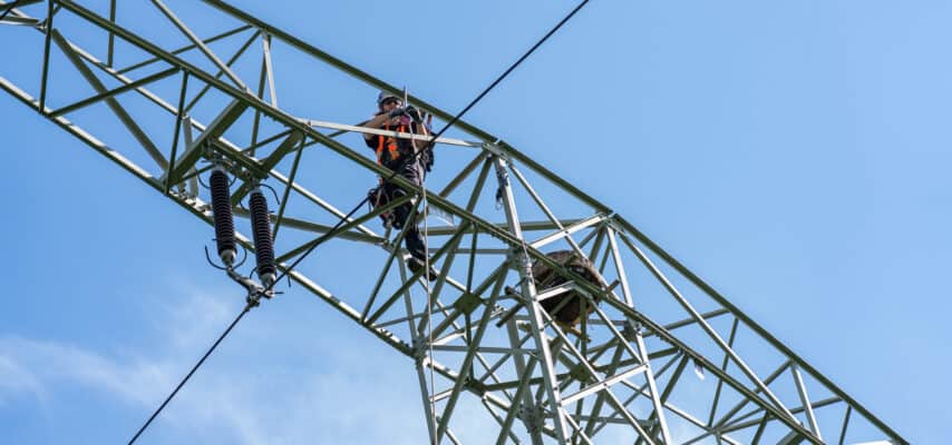 Monteur auf Strommast