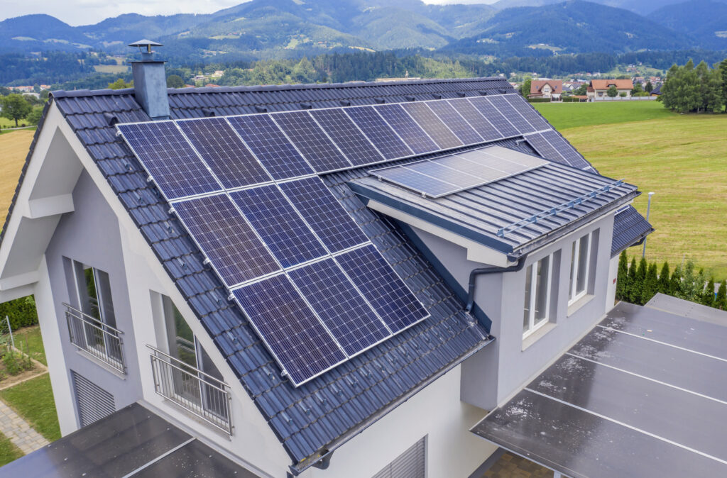 Solaranlage auf dem Dach eines Einfamilienhauses