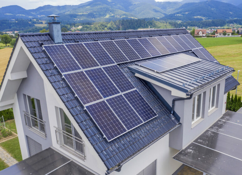 Solaranlage auf dem Dach eines Einfamilienhauses