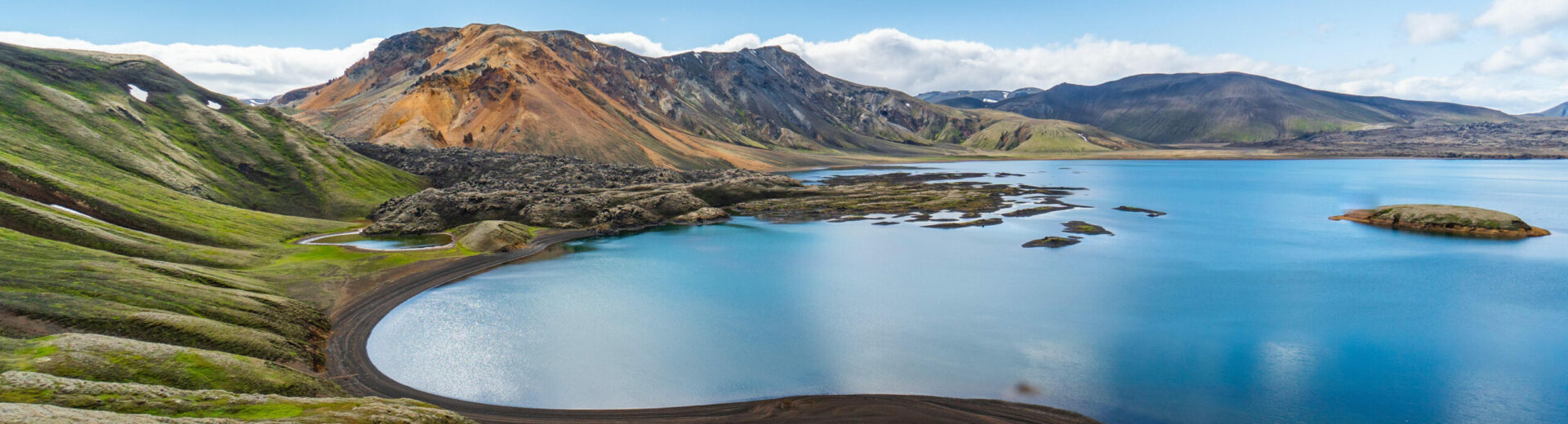 Landschaft mit Berg und See in Island