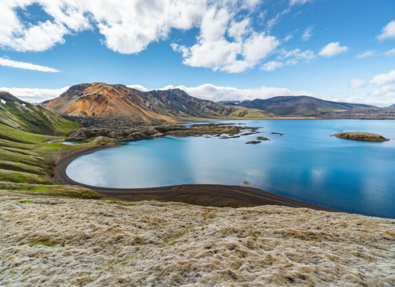 Landschaft mit Berg und See in Island