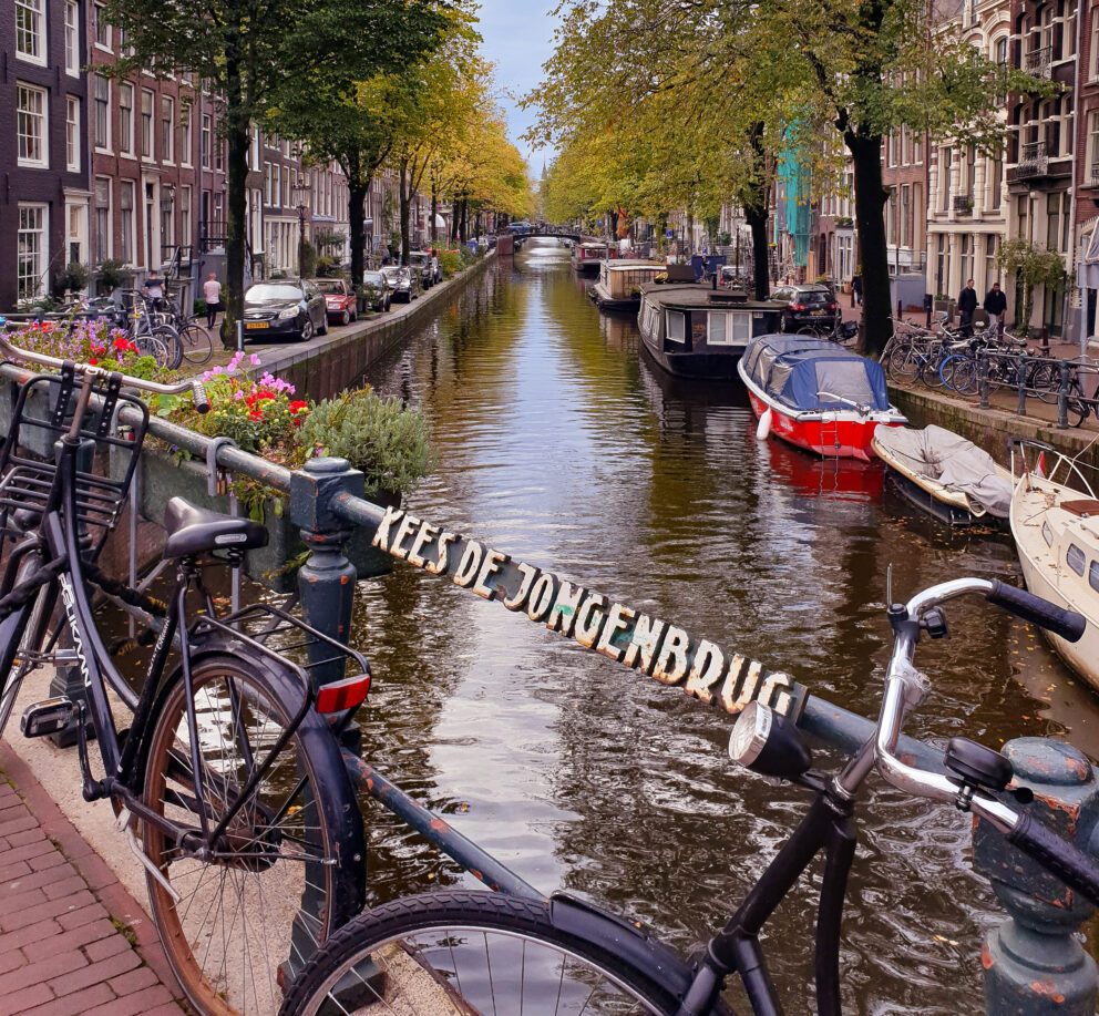 Amsterdam, Fahrräder an einer Brücke an einer Gracht