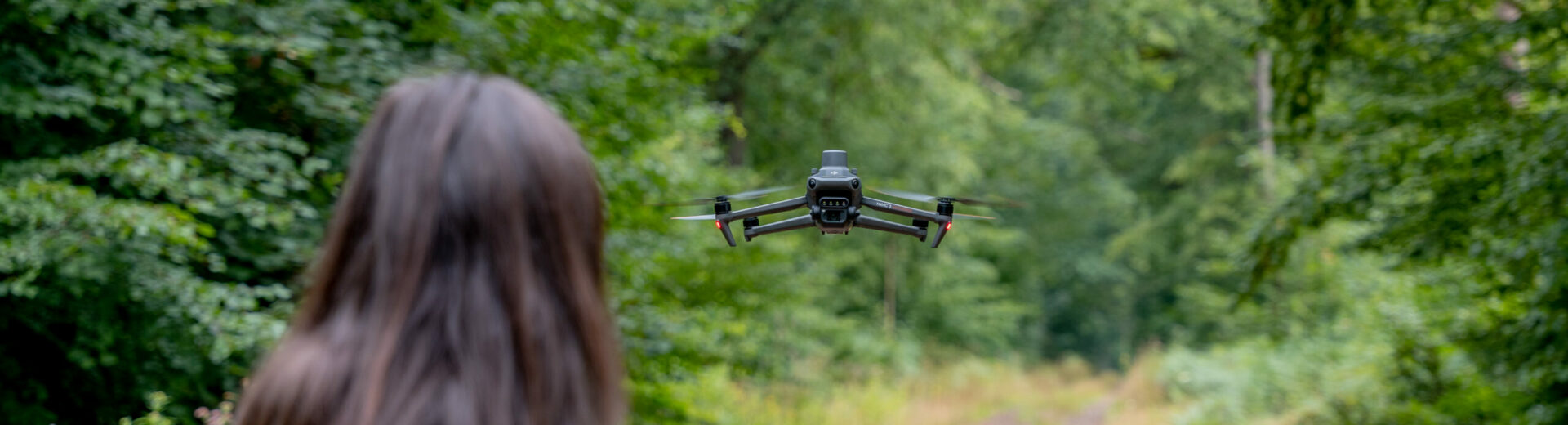 Smarte Forstwirtschaft, fliegende Drohne im Wald