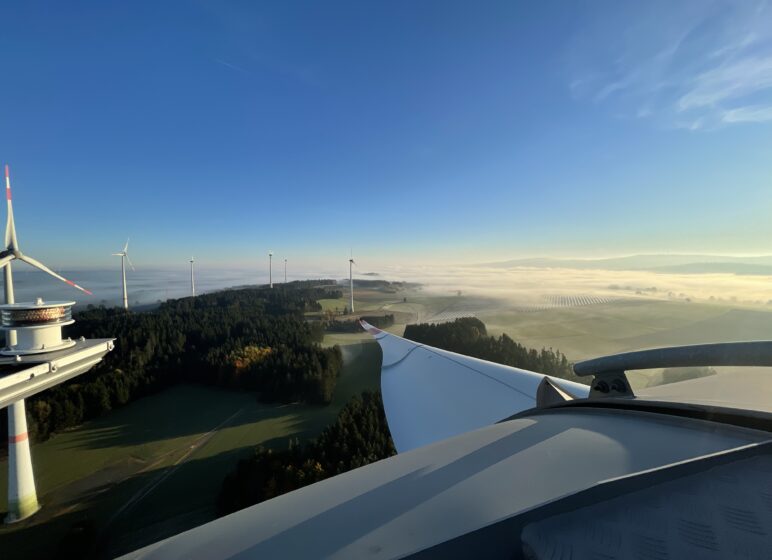 Blick von einer Windkraftanlage in die Landschaft mit mehreren Windrädern