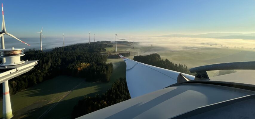 Blick von einer Windkraftanlage in die Landschaft mit mehreren Windrädern