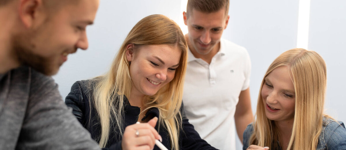 envia SERVICE, junge Mitarbeiter im Gespräch