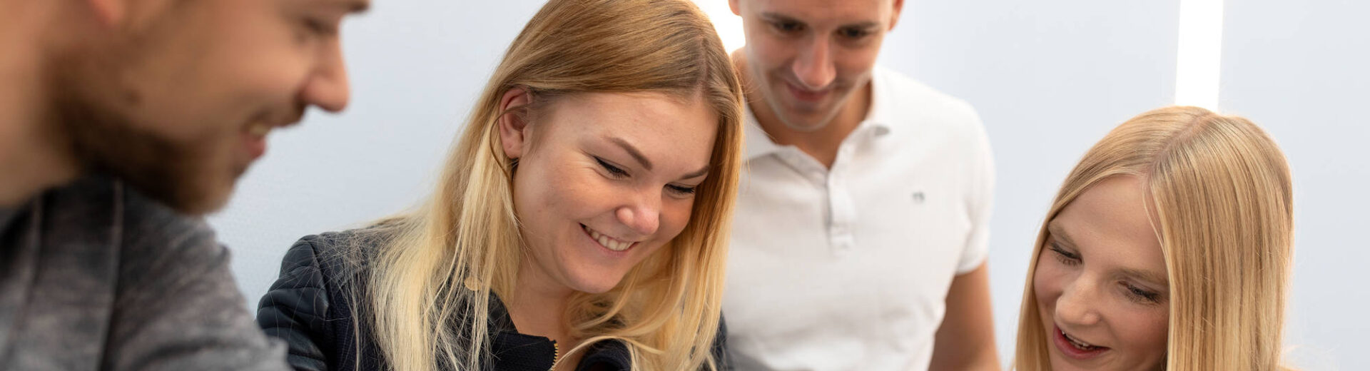 envia SERVICE, junge Mitarbeiter im Gespräch